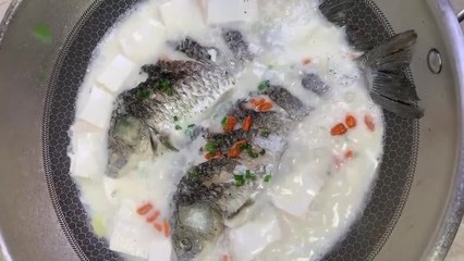 枸杞搭鲫鱼煲汤 熬一锅鲜润滋补的家常好汤
